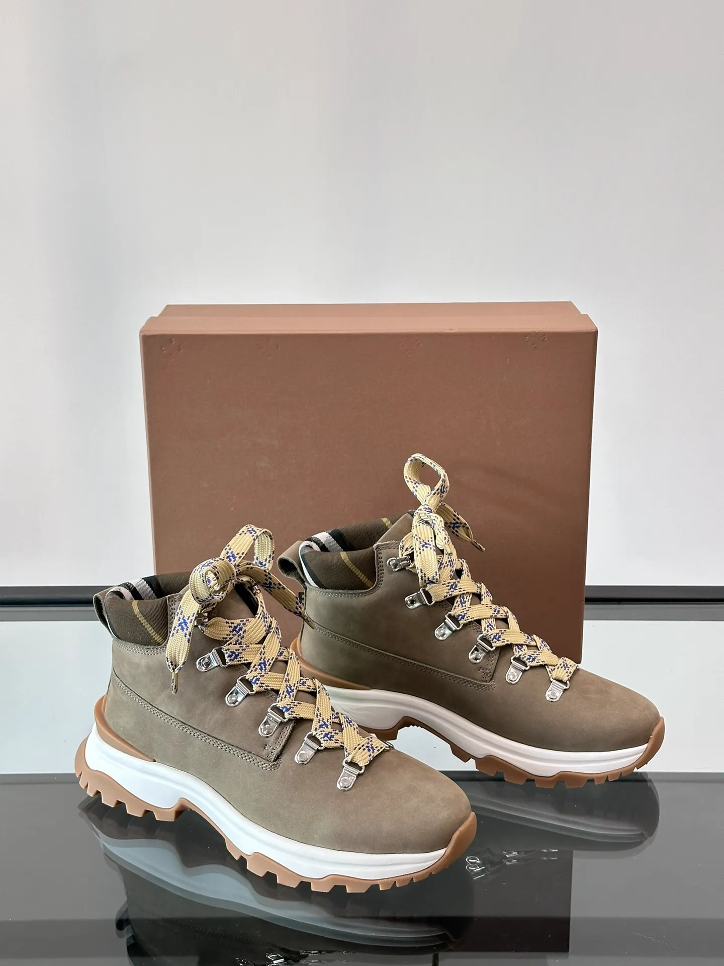 Men's shoes 💰800 ◾️▫️Burberry 2024🆕Ss men's classic high-top thick-soled sneakers, made of first-grain cowhide and decorated with the new brand logo. First-layer cowhide foot pads, the heel is decorated with Burberry lettering embossed logo, and the original TPU outsole!  Size: 39-44 (customized at 38.45)